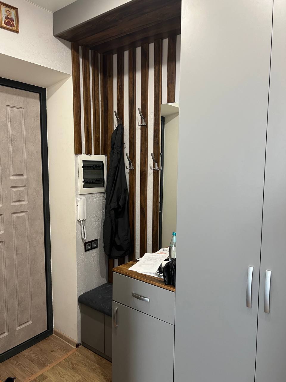 Прихожая Серо-голубой шкаф + Деревянные рейки